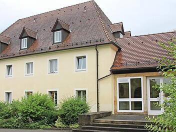 Der einstige Verwaltungstrakt der Landwirtschaftsschule, jetzt Wohnheim für Meisterschüler, hat bald ausgedient. Nach dessen Abriss im Juli 2017 wird in Fertigbauweise ein größerer Holz-Neubau errichtet. Die Dachform verändert sich komplett. Foto: Ralf Kestel