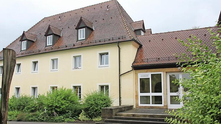 Der einstige Verwaltungstrakt der Landwirtschaftsschule, jetzt Wohnheim für Meisterschüler, hat bald ausgedient. Nach dessen Abriss im Juli 2017 wird in Fertigbauweise ein größerer Holz-Neubau errichtet. Die Dachform verändert sich komplett. Foto: Ralf Kestel