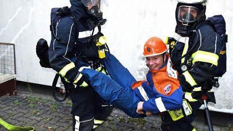 Der Schwerpunkt der Übung in der Altenkunstadter Porzellanfabrik Nehmzow lag auf der Peronenrettung. Foto: Dieter Radziej