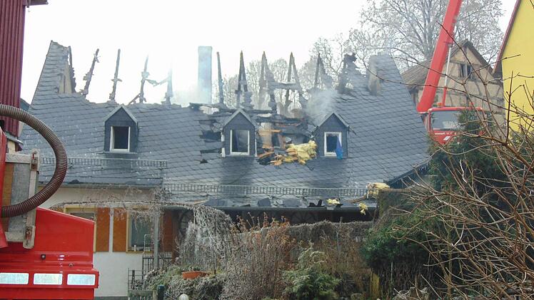 Auf 150 000 Euro Schaden wird der beim Feuer entstandene Sachschaden beziffert.  Fotos: Petra Malbrich