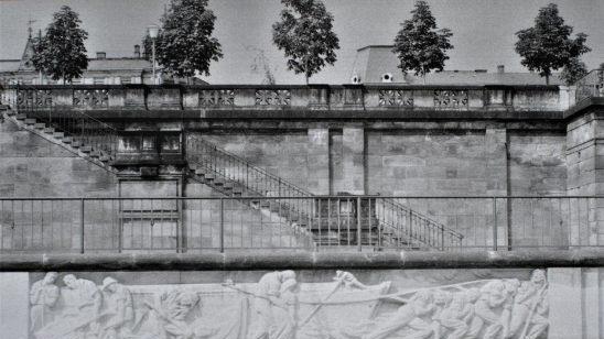 Relief "Die Bootszieher" (mundartlich "Die Bomätscher") am Königsufer neben der Albertbrücke an der Elbe in Dresden. Den Auftrag dazu bekam Edmund Moeller 1936 vom städtischen Hochbauamt Dresden. Bildnachweis: Antje Kirsch, Dresden, 2005