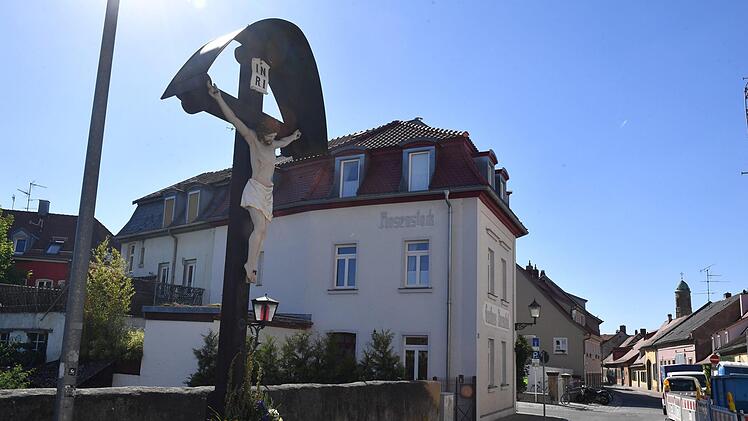 Dieses Kreuz in der Mittelstraße in Bamberg soll der Verdächtige bespuckt haben. Dabei fotografierte ihn ein aufmerksamer Zeuge. Foto: Ronald Rinklef