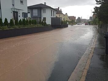 Die Adelsdorfer hoffen, dass überschwemmte Straßen nach heftigen Regenfällen wie hier Anfang Juli bald wieder der Vergangenheit angehören.   Foto: Fabian Herzig