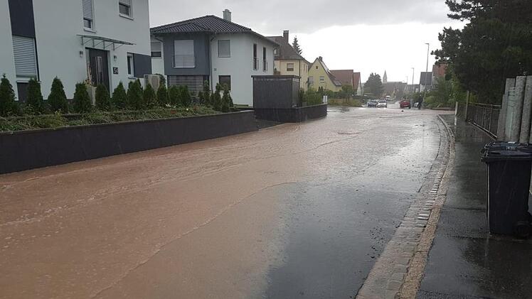 Die Adelsdorfer hoffen, dass überschwemmte Straßen nach heftigen Regenfällen wie hier Anfang Juli bald wieder der Vergangenheit angehören.   Foto: Fabian Herzig