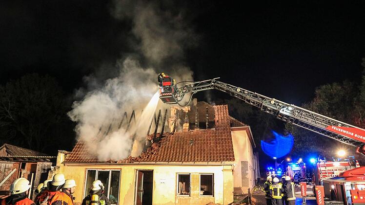 Zu einem Dachstuhlbrand kam es Montagnacht im Ortsteil Aschbach. Foto: