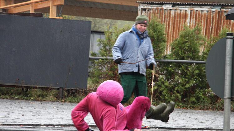 Die Kerwa-Sau wird durchs Dorf getrieben.    Foto: Richard S&auml;nger