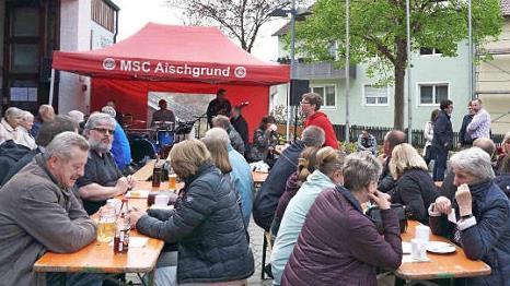 Die Festbesucher wurden auch musikalisch unterhalten. Foto: S&auml;nger
