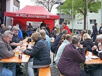 Die Festbesucher wurden auch musikalisch unterhalten. Foto: Sänger