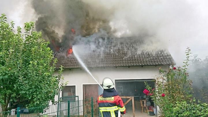 Die Feuerwehr löscht die brennende Scheune in der Dorfstraße. Fotos: FFW Neunkirchen am Brand