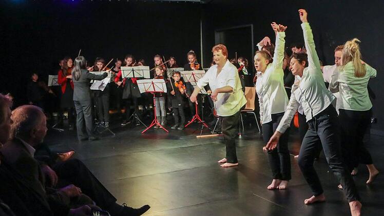 Am Nachmittag probten sie zum ersten Mal gemeinsam, am Abend traten sie zusammen auf: das Streichorchester der Musikschule (hinten) und die inklusive Tanzgruppe "Wackelkontakt" (vorne). Foto: Barbara Herbst