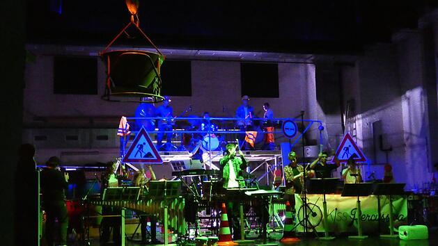 Unter dem Motto "Percussion under construction" haben rund 40 junge Musiker das Kurtheater gerockt.  Foto: Nathalie Fl&uuml;gel