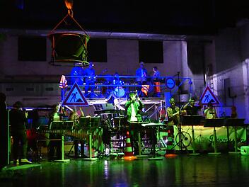 Unter dem Motto "Percussion under construction" haben rund 40 junge Musiker das Kurtheater gerockt.  Foto: Nathalie Fl&uuml;gel