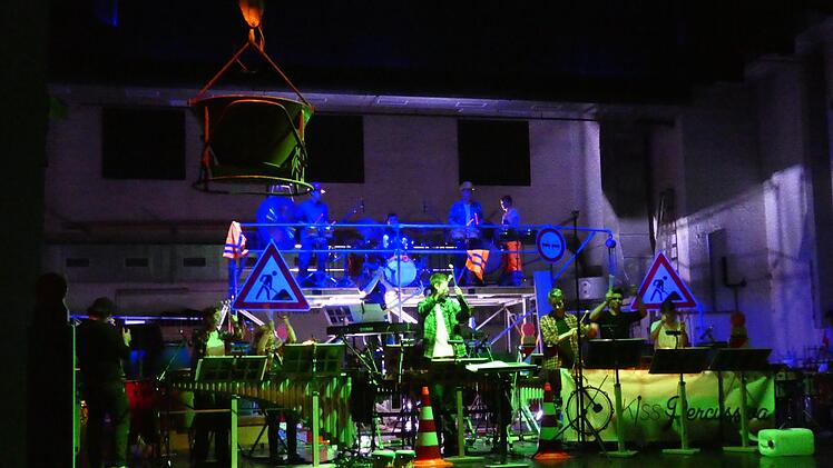 Unter dem Motto "Percussion under construction" haben rund 40 junge Musiker das Kurtheater gerockt.  Foto: Nathalie Flügel