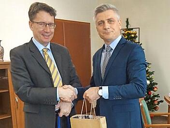 Der Vizelandrat von Tarnowskie G&oacute;ry, Sebastian Nowak (r.), freute sich &uuml;ber den Besuch von Manfred Bachmayer. Foto: privat