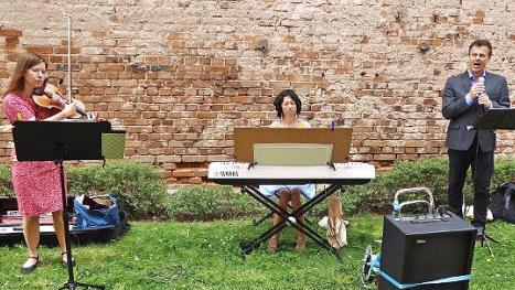 Mit Werken ber&uuml;hmter Komponisten begeisterten (von rechts) Tenor Martin F&ouml;sel, Pianistin Susanne Strauss und Violonistin Rebekka Wagner beim ersten Balkon-, Terrassen- und Wiesenkonzert der Projektgruppe "In der Heimat wohnen".  Foto: Bernd Kleinert