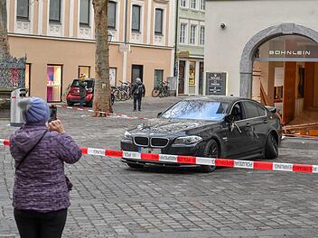 Mit einem schwarzen BMW waren die Täter am Freitag in das Geschäft am Grünen Markt in Bamberg gerast.  Foto: Ronald Rinklef
