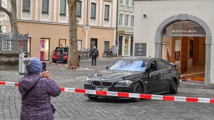 Mit einem schwarzen BMW waren die Täter am Freitag in das Geschäft am Grünen Markt in Bamberg gerast.  Foto: Ronald Rinklef
