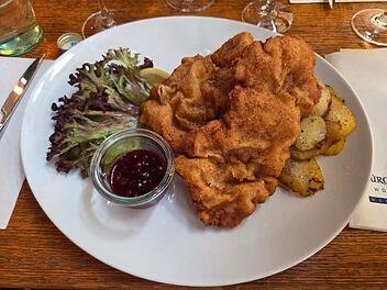 Ein Schnitzel in der "B&uuml;rgerspital Weinstuben" in W&uuml;rzburg