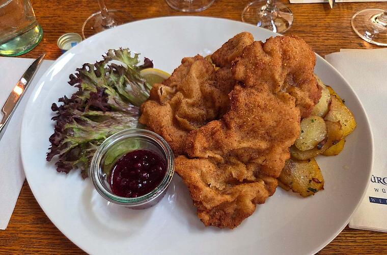 Würzburger Lokal hat drittbestes Schnitzel Deutschlands - großer Ansturm