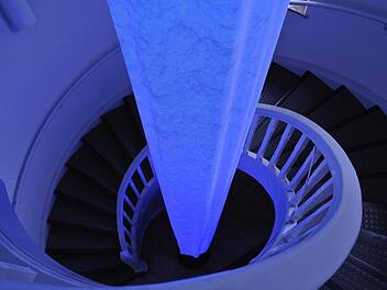 Kommt gut in der Dämmerung: Lichtgestalter Nobert Wirner jagt Warp-Energie durch das Schnecken-Treppenhaus des Zeiler Finanzamts. Foto: Brigitte Krause