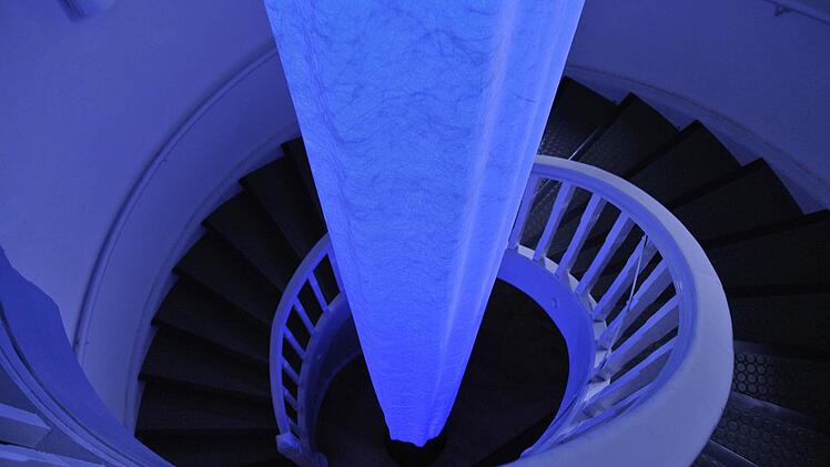 Kommt gut in der Dämmerung: Lichtgestalter Nobert Wirner jagt Warp-Energie durch das Schnecken-Treppenhaus des Zeiler Finanzamts. Foto: Brigitte Krause