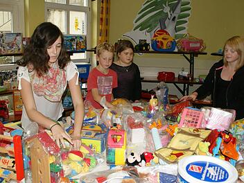 Nicole Rippstein ist als Kind mit der Kolpingfamilie und dem Basar groß geworden, natürlich packt sie seit Jahren mit an - und freut sich, dass es einige Kinder und Jugendliche ihr gleich tun.  Fotos: Sabine Weinbeer
