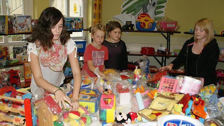 Nicole Rippstein ist als Kind mit der Kolpingfamilie und dem Basar groß geworden, natürlich packt sie seit Jahren mit an - und freut sich, dass es einige Kinder und Jugendliche ihr gleich tun.  Fotos: Sabine Weinbeer