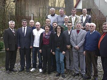 Bürgermeister Peter Hart (links) und sein Stellvertreter Manfred Öftring (rechts) würdigten die Ehrenamtlichen aus Fuchsstadt mit einer Urkunde und einem Weinpräsent. Foto: Winfried Ehling