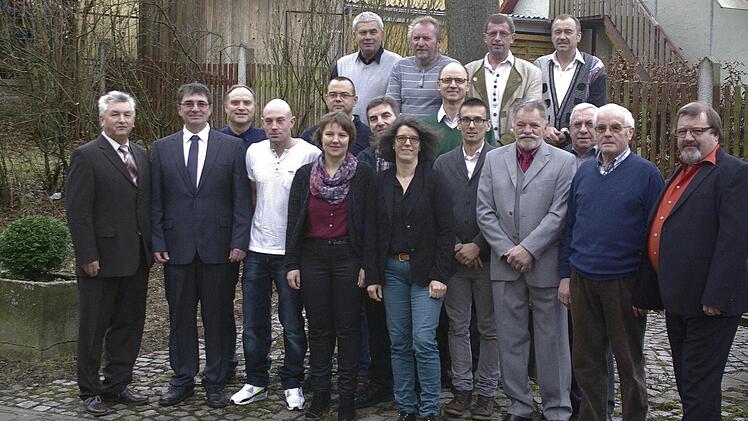 Bürgermeister Peter Hart (links) und sein Stellvertreter Manfred Öftring (rechts) würdigten die Ehrenamtlichen aus Fuchsstadt mit einer Urkunde und einem Weinpräsent. Foto: Winfried Ehling
