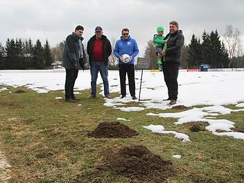 Werner Stapf, Platzwart und Spielleiter Dieter Knoll, Vorsitzender Stefan Kollerer und sein Stellvertreter Wilhelm Michel (von links) hoffen, dass sich der Traum vom Kunstrasenplatz realisieren lässt. Foto: Sonja Adam
