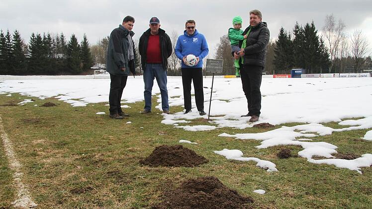Werner Stapf, Platzwart und Spielleiter Dieter Knoll, Vorsitzender Stefan Kollerer und sein Stellvertreter Wilhelm Michel (von links) hoffen, dass sich der Traum vom Kunstrasenplatz realisieren lässt. Foto: Sonja Adam