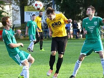 Duelle zwischen dem TSV Stadtsteinach (in der Mitte Johannes Philp) und dem SV Grafengehaig (links Patrick Witzgall, rechts Jan Kirchenlohr) wird es in der neuen Saison nicht mehr geben. Denn die Grafengehaiger kicken dann im Kreis Hof. Foto: Monika Limmer