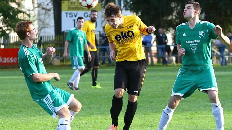 Duelle zwischen dem TSV Stadtsteinach (in der Mitte Johannes Philp) und dem SV Grafengehaig (links Patrick Witzgall, rechts Jan Kirchenlohr) wird es in der neuen Saison nicht mehr geben. Denn die Grafengehaiger kicken dann im Kreis Hof. Foto: Monika Limmer