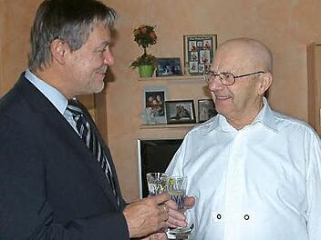 In Nurn feierte Otto Deuerling (rechts) seinen 80. Geburtstag. Zu den Gratulanten gehörte auch Bürgermeister Gerhard Wunder. Foto: Hans Franz