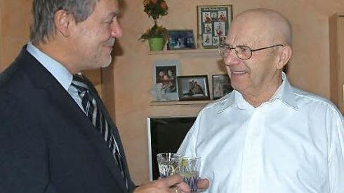 In Nurn feierte Otto Deuerling (rechts) seinen 80. Geburtstag. Zu den Gratulanten gehörte auch Bürgermeister Gerhard Wunder. Foto: Hans Franz