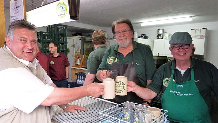 Der Vizepräsident des Landgerichts Bayreuth, Michael Eckstein (rechts), ist seit sechs Jahren eine verlässliche Hilfe im Bierausschank. Mit ihm stoßen (von links) Bürgermeister Gerhard Schneider und Ehrenmitglied Dieter Hornfeck auf die Jubiläumsfeier der Hobbybrauer an.  Foto: Werner Reißaus