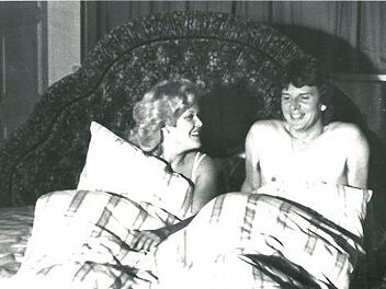 Im Festungshof wurde 1980 diese Szene mit Angelika Milster und Textdichter Klaus Wirbitzky gedreht. Anlass waren TV-Aufnahmen für das ZDF-Sonntagskonzert.Foto: Tagebaltt-Archiv/Hans Wippenbeck