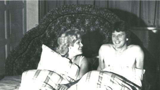 Im Festungshof wurde 1980 diese Szene mit Angelika Milster und Textdichter Klaus Wirbitzky gedreht. Anlass waren TV-Aufnahmen für das ZDF-Sonntagskonzert.Foto: Tagebaltt-Archiv/Hans Wippenbeck