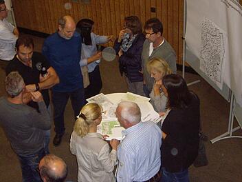 Auf großes Interesse stieß die Auftaktveranstaltung zum "Integrierte Städtebauliche Entwicklungs-Konzept" (ISEK) für die Gemeinde Burglauer, bei der sich die Bürger in sogenannten "Dialogecken" bereits in die künftigen Planungen einbringen konnten. Foto: Manfred Mellenthin