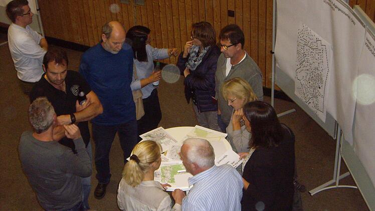 Auf großes Interesse stieß die Auftaktveranstaltung zum "Integrierte Städtebauliche Entwicklungs-Konzept" (ISEK) für die Gemeinde Burglauer, bei der sich die Bürger in sogenannten "Dialogecken" bereits in die künftigen Planungen einbringen konnten. Foto: Manfred Mellenthin