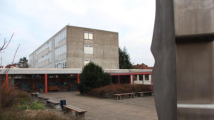 Die Generalsanierung der Heinrich-Thein-Schule in Haßfurt ist eines der großen Projekte, die sich der Landkreis für 2018 vorgenommen hat. Eckehard Kiesewetter