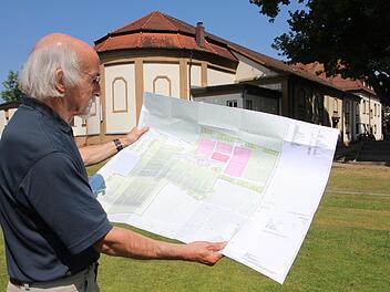 Jahn-Vorstandsmitglied Prof. Hans Schneider präsentiert auf dem alten Vereinsplatz im Stadtsüden die Pläne für die Umsiedlung in den Forchheimer Norden. Foto: Archiv Andreas Oswald