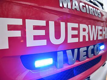 Im unterfränkischen Marktheidenfeld ist am Montagabend ein 82-jähriger Mann tot in einem Mehrfamilienhaus aufgefunden worden. Die Feuerwehr hatte zuvor den Brand am Haus gelöscht. Symbolbild: Ronald Rinklef