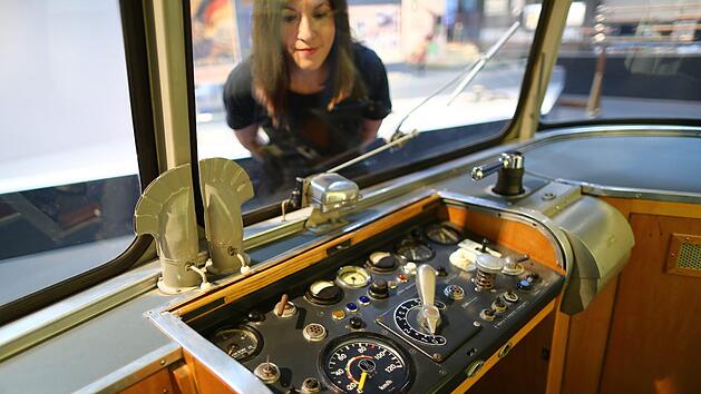Im Firmenmuseum der Deutschen Bahn warten &uuml;ber 150 historische Eisenbahnen auf Besucher. In einem Fahrsimulator d&uuml;rfen Sie sogar das Feeling genie&szlig;en, selber im F&uuml;hrerstand zu stehen.         Foto: Daniel Karmann/dpa