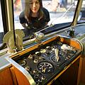 Im Firmenmuseum der Deutschen Bahn warten über 150 historische Eisenbahnen auf Besucher. In einem Fahrsimulator dürfen Sie sogar das Feeling genießen, selber im Führerstand zu stehen.         Foto: Daniel Karmann/dpa