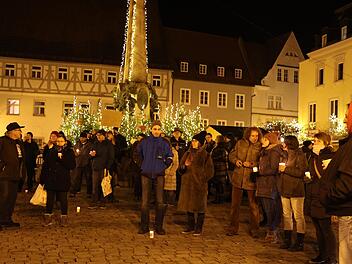 Zwischen 150 und 200 Menschen beteiligen sich jeden Montag an den Protesten gegen die Corona-Maßnahmen. Foto: Sonny Adam