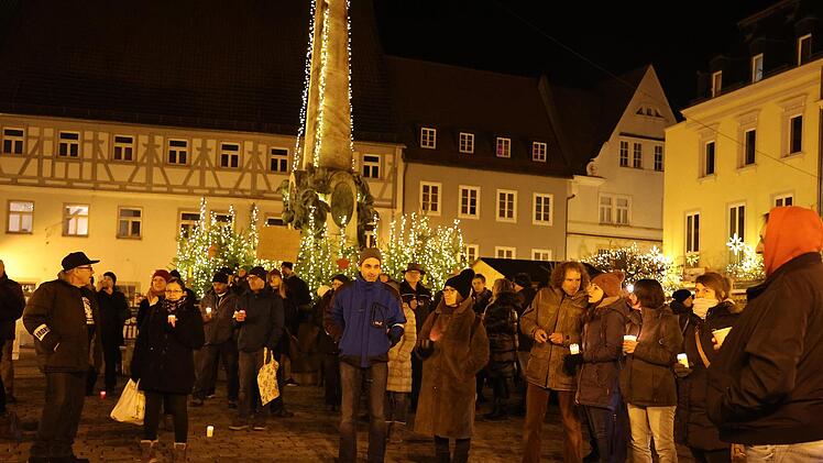 Zwischen 150 und 200 Menschen beteiligen sich jeden Montag an den Protesten gegen die Corona-Maßnahmen. Foto: Sonny Adam