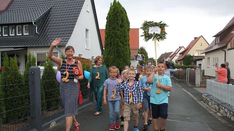 Beim Melkendorfer Wiesenfest zogen die Schüler wieder durch die Straßen.