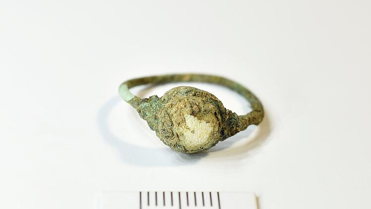 Archäologen mit historischem Fund in Franken: mysteriöses Grab gibt Rätsel auf