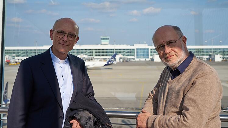 Am Münchner Flughafen treffen sich Harald Lesch (rechts) und Thomas Schwartz, um sich dem Diskurs um das "Fremde" aus philosophischer, gesellschaftlicher, religiöser und psychologischer Sicht zu nähern.